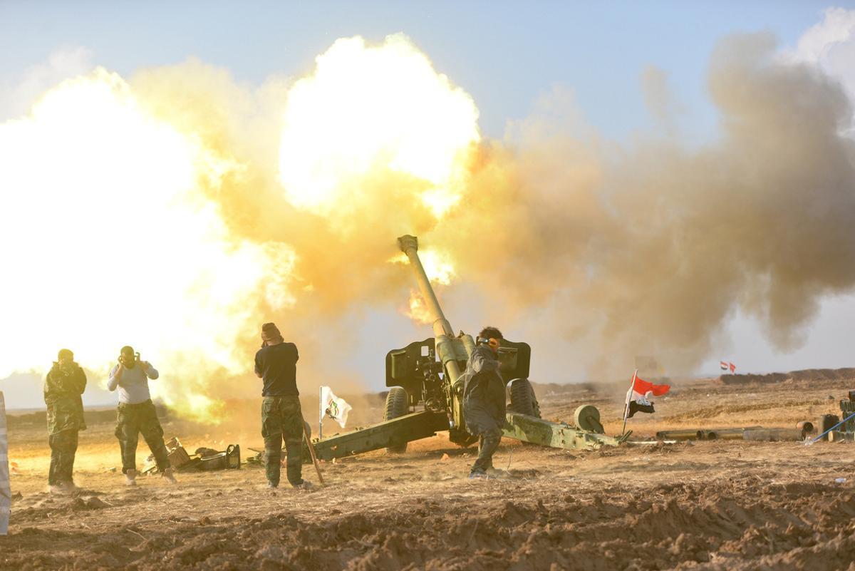 Members of Hashid Shaabi or Popular Mobilization Forces (PMF) fire towards Islamic State militant positions in west of Mosul, Iraq, December 28, 2016. REUTERS/Stringer FOR EDITORIAL USE ONLY. NO RESALES. NO ARCHIVE.