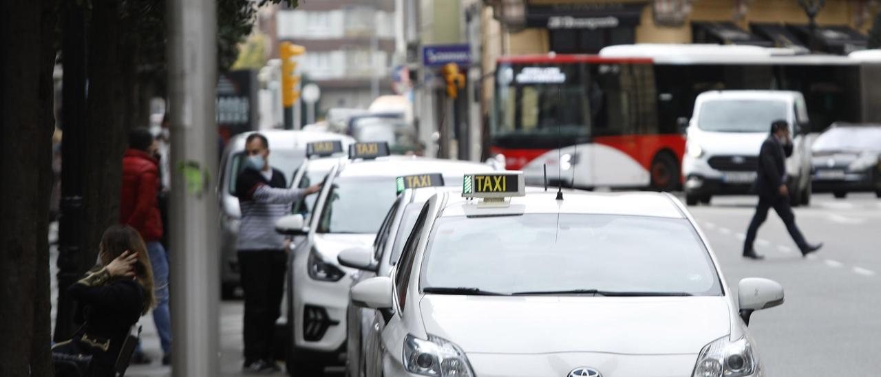 Parada de taxis en la calle Marqués de San Esteban.