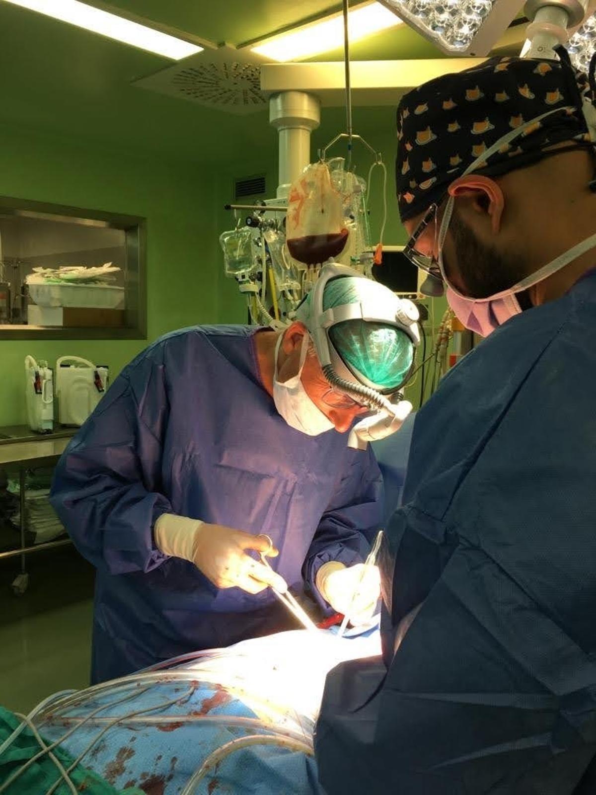 Patricio Llamas durante su última cirujía cardiovascular en el Hospital General Doctor Balmis de Alicante.
