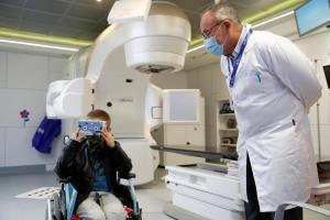 Unas gafas de realidad virtual reducen la ansiedad de los niños con cáncer  ante la radioterapia - El Periódico