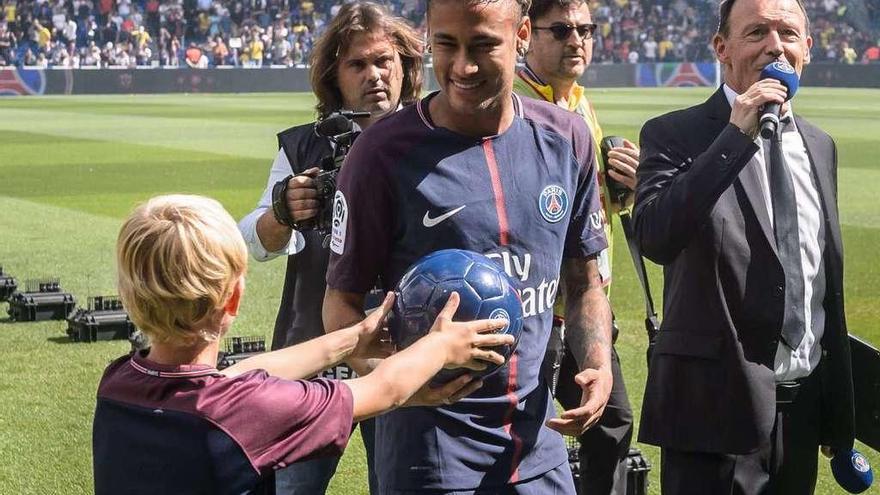 Un niño pide un autógrafo a Neymar, ayer en el Parque de los Príncipes de París. // C.P. Tesson