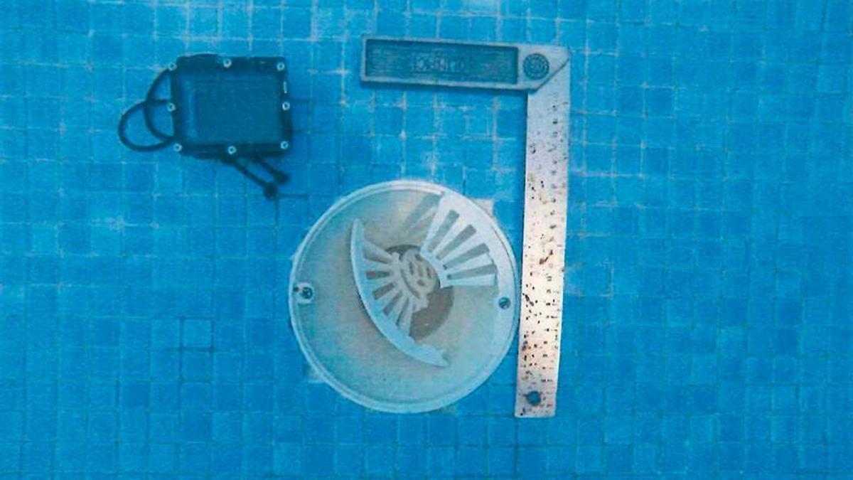 La reixeta de la piscina on va quedar atrapada la Sofía Draper, a Platja d'Aro.