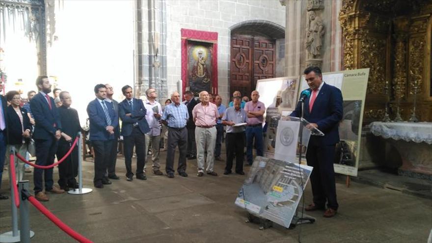 El alcalde pide continuar con la rehabilitación de la catedral