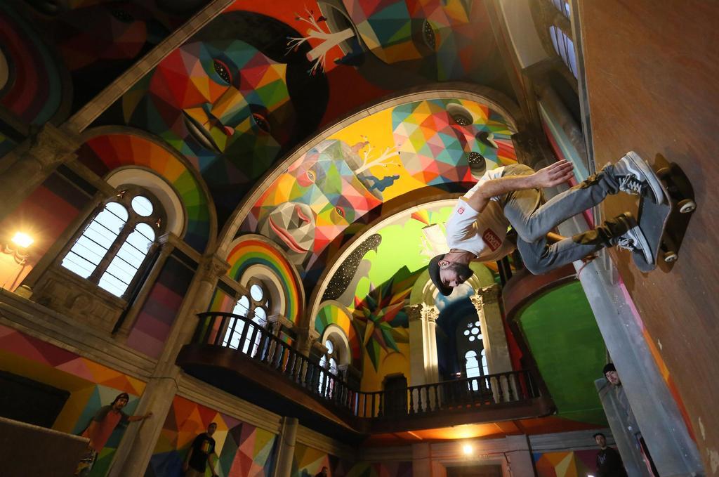 Un skater en la Iglesia de Santa Bárbara