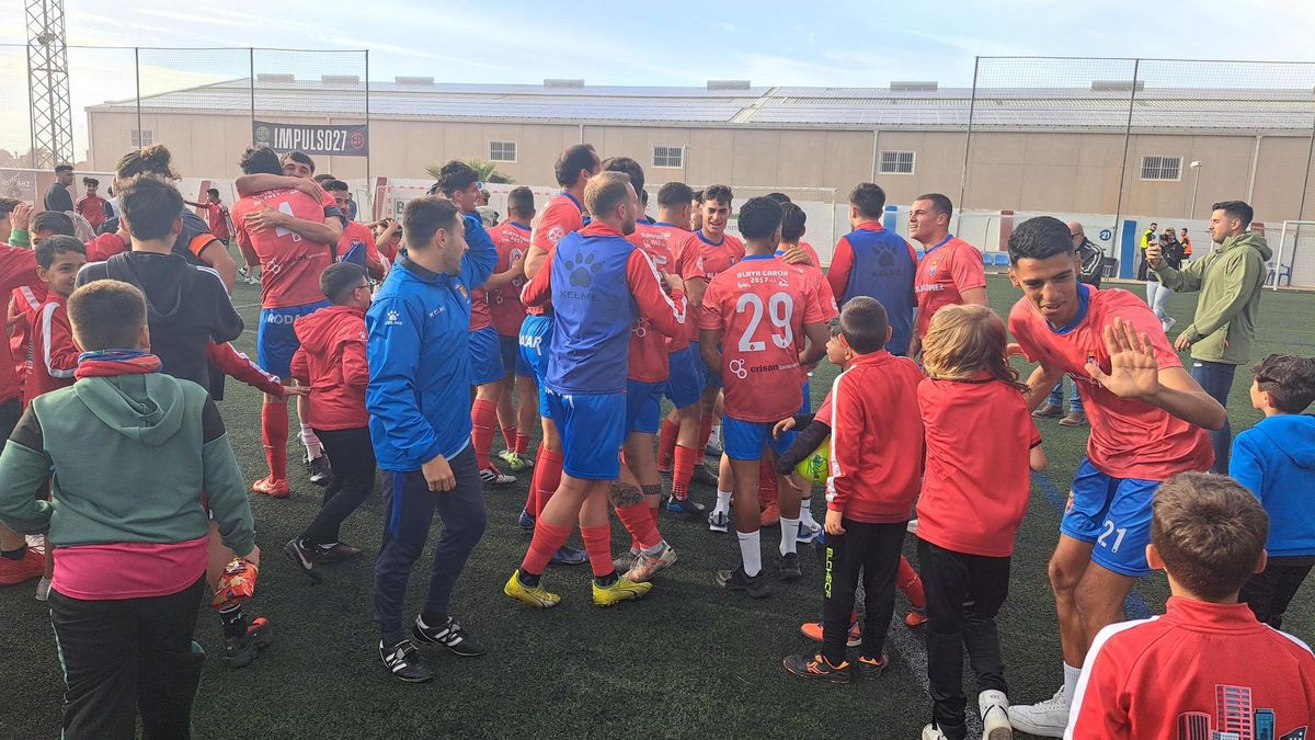 Los jugadores de la Deportiva Minera, celebrando el ascenso a Segunda RFEF