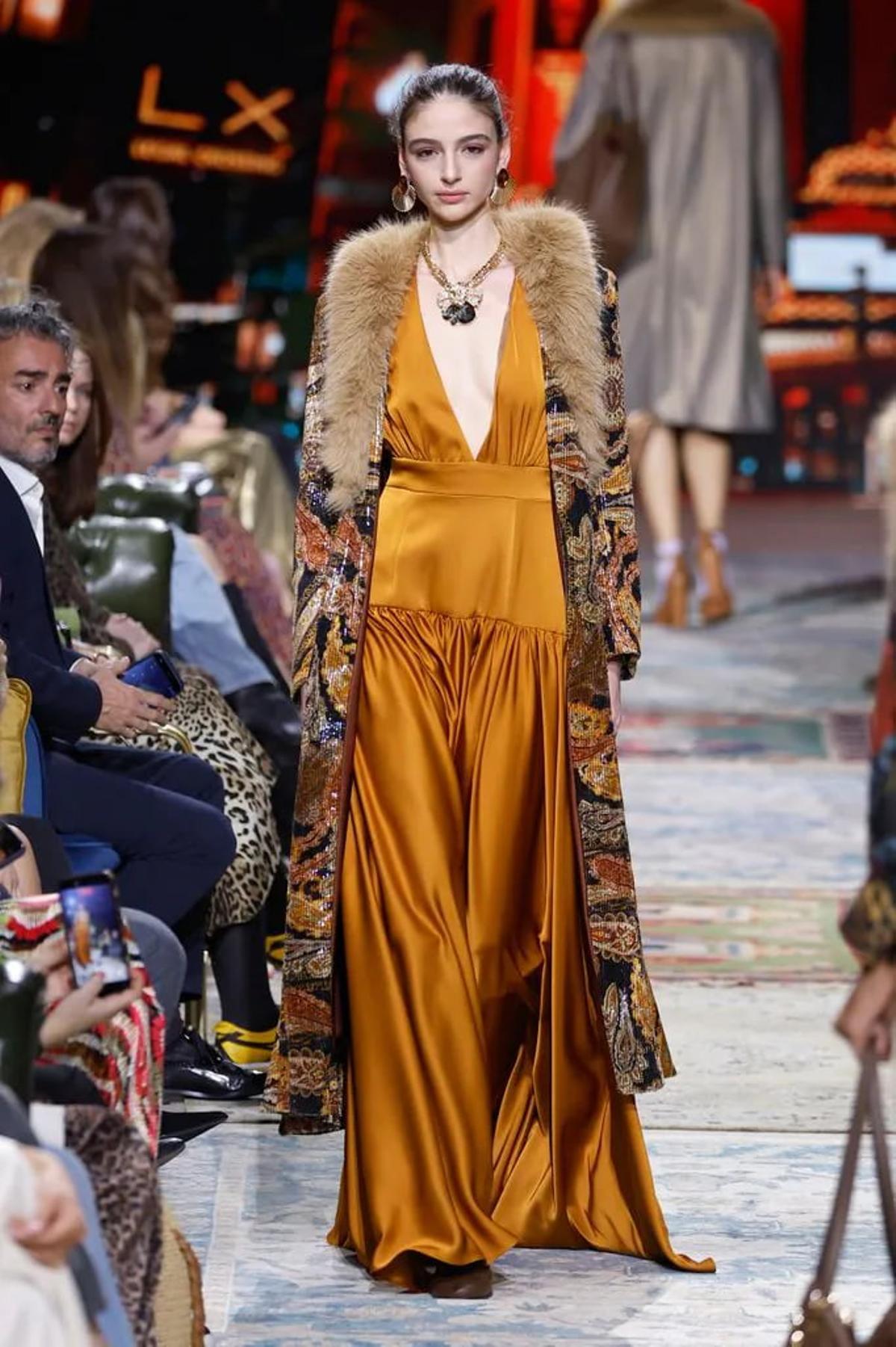 Lola Casademunt cambia completamente el registro y nos lleva a una estética claramente inspirada en los años 70