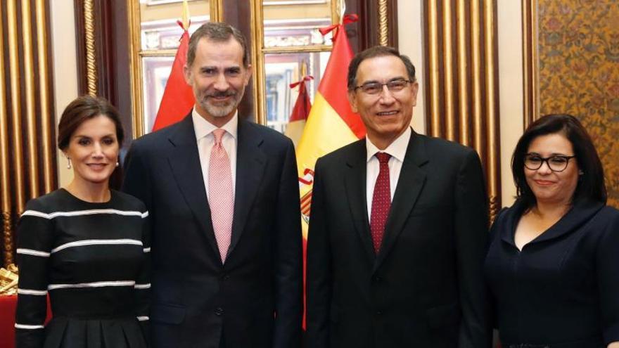 Los Reyes de España con el presidente de Perú y su esposa.