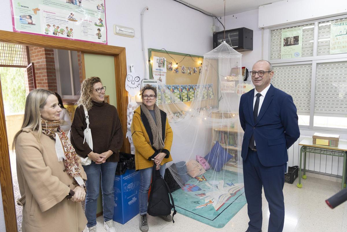El consejero de Educación y Formación Profesional, Víctor Marín, visitó el centro para presentar las obras