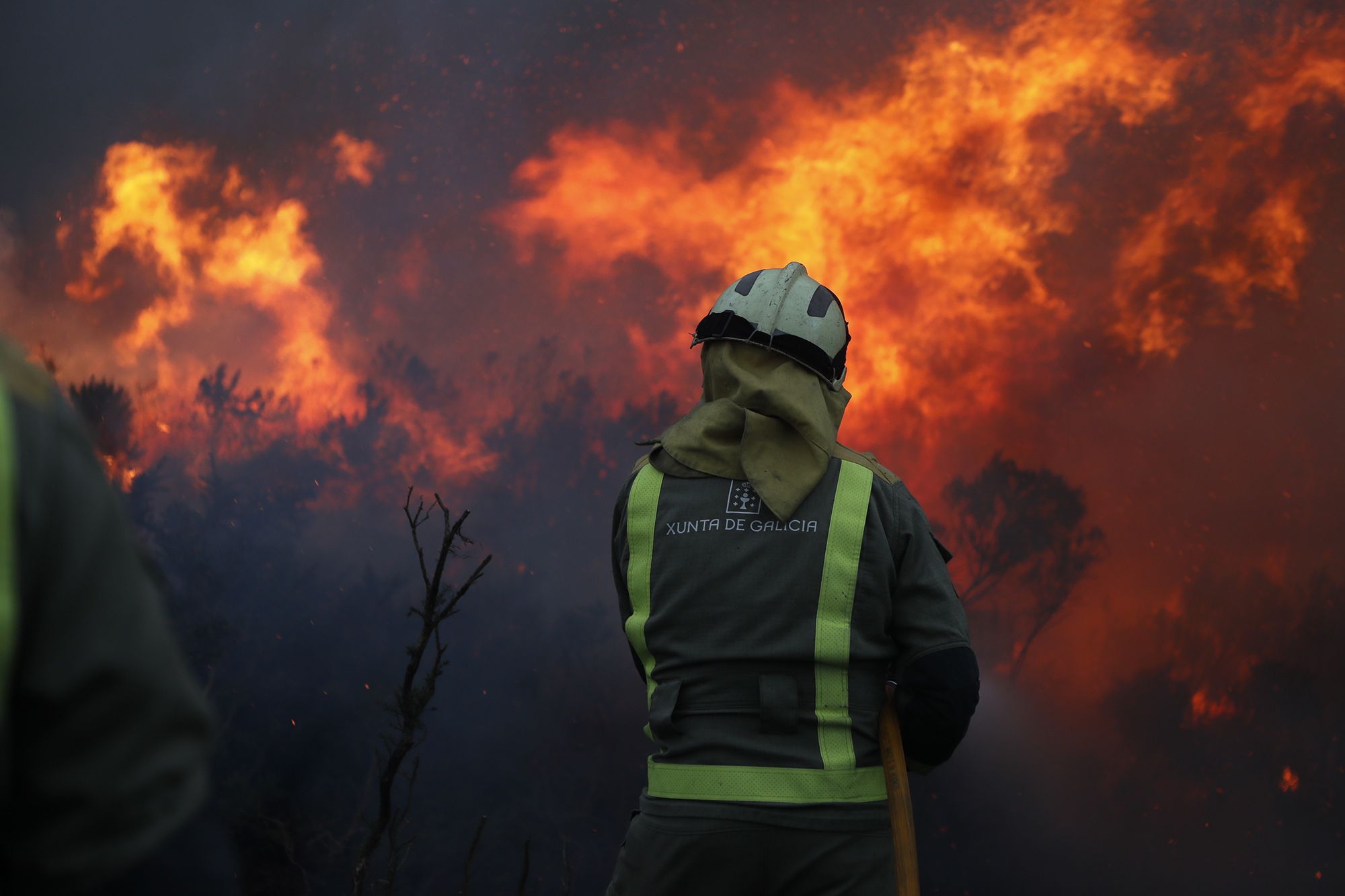 El viento alimenta la primera ola de incendios del año en Galicia en Baleira