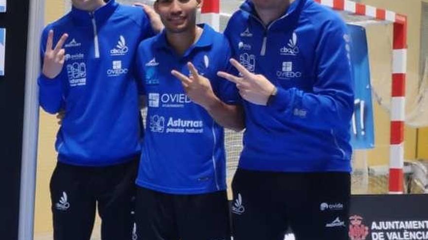 Los jugadores del Ovida Oviedo Álvaro Leal y Lino Muñoz, junto al entrenador Óscar Martínez.