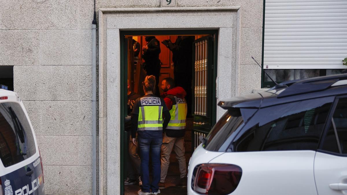 Agentes de policía inspeccionan el lugar donde ha sido asesinada una mujer en Ribeira a manos de su pareja. 19 marzo 2024. Lavandeira EFE