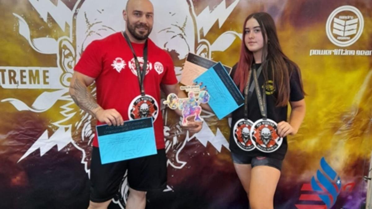 Daniel Maroñas y Aroha Novas, con sus medallas en el campeonato de Astorga. |  // FDV