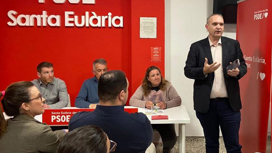 Roca, de pie, en un momento de la asamblea socialista. | PSOE