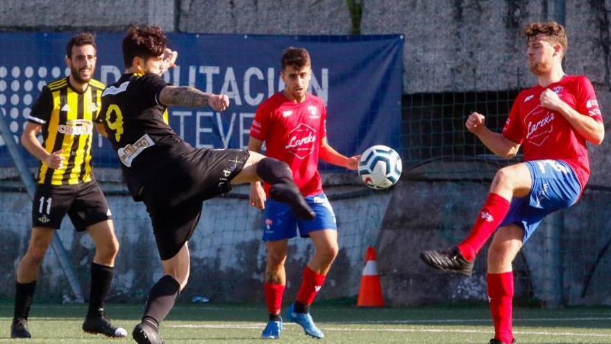 El autinegro Viti y el rojillo Kimy disputan un balón dividido ayer en A Bouza. |