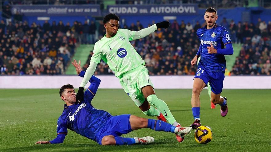 Balde trata de avanzar ante la entrada de Aleñá, en el Coliseum de Getafe.