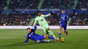 Alejandro Balde trata de avanzar ante la entrada de Aleñá, en el Coliseum de Getafe.