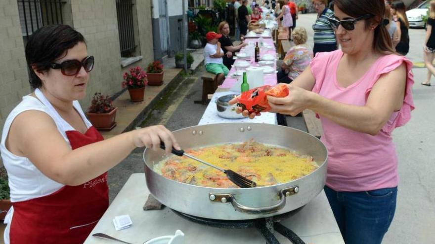 Carmen y Susana Álvarez, preparando una fideuá para la comida de convivencia vecinal en Baíña, durante la edición del año pasado de las fiestas de San Bartolomé.