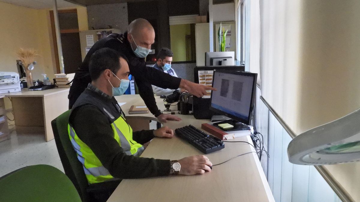 El jefe de la brigada, con dos policías en la oficina de la comisaría. // F. CASANOVA