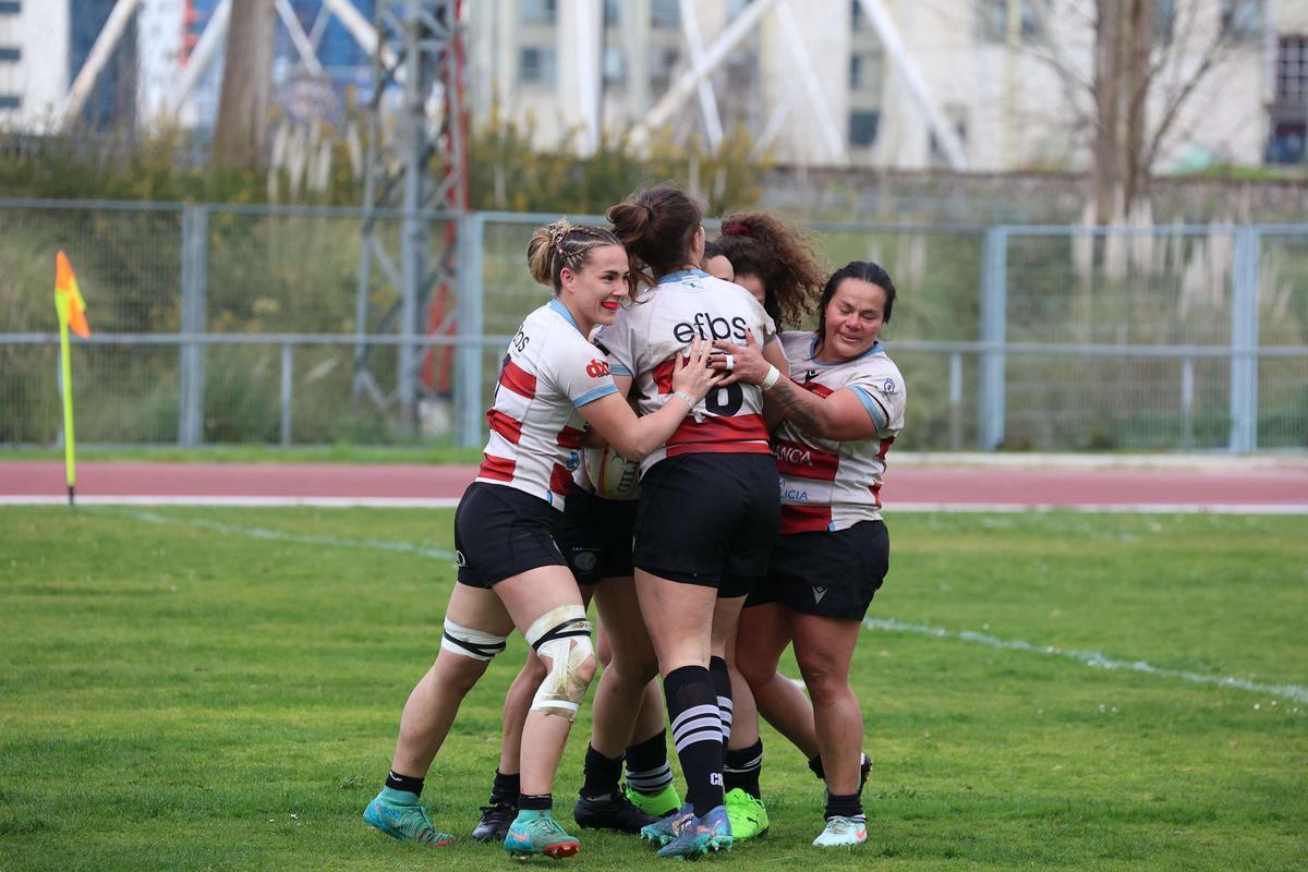 Las jugadoras del CRAT celebran un ensayo en el partido contra el Complutense.