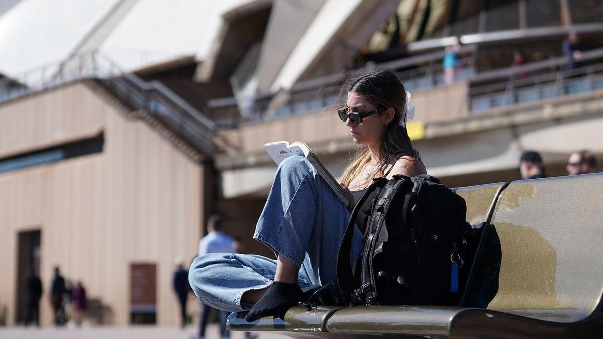 L’eivissenca Carla Arias a Austràlia, amb l’Òpera de Sydney al fons.