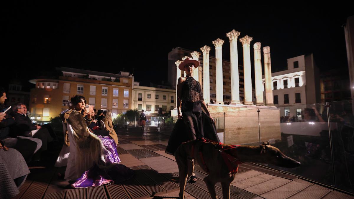 Desfile inspirado en Julio Romero en el Templo Romano
