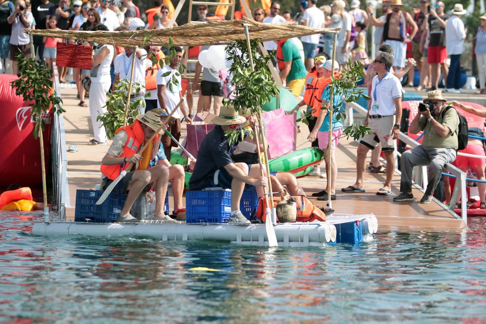 Regata de barcos locos en La Marina de València