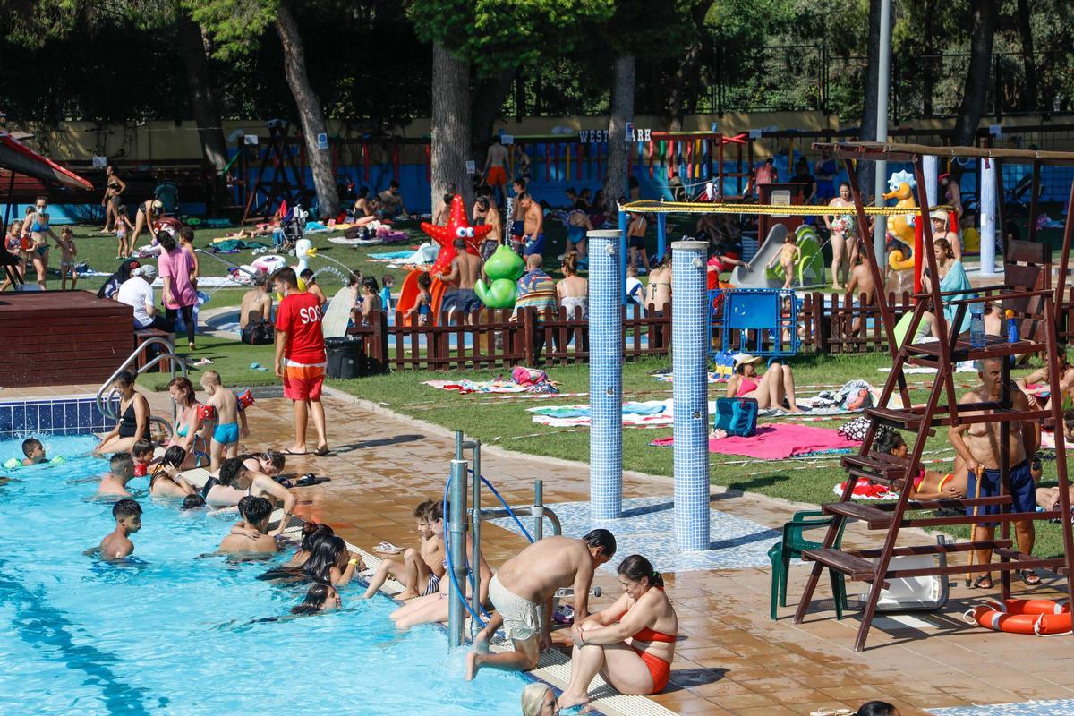 La piscina del Parque del Oeste que da servicio a barrios de Tres Forques, Nou Moles, la Llum y Fuensanta es una de las más concurridas en verano