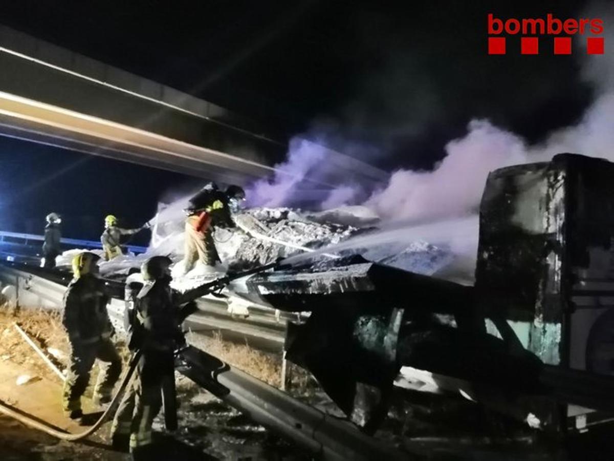 Reoberta l’AP-7 a Ulldecona després de l’incendi d’un camió