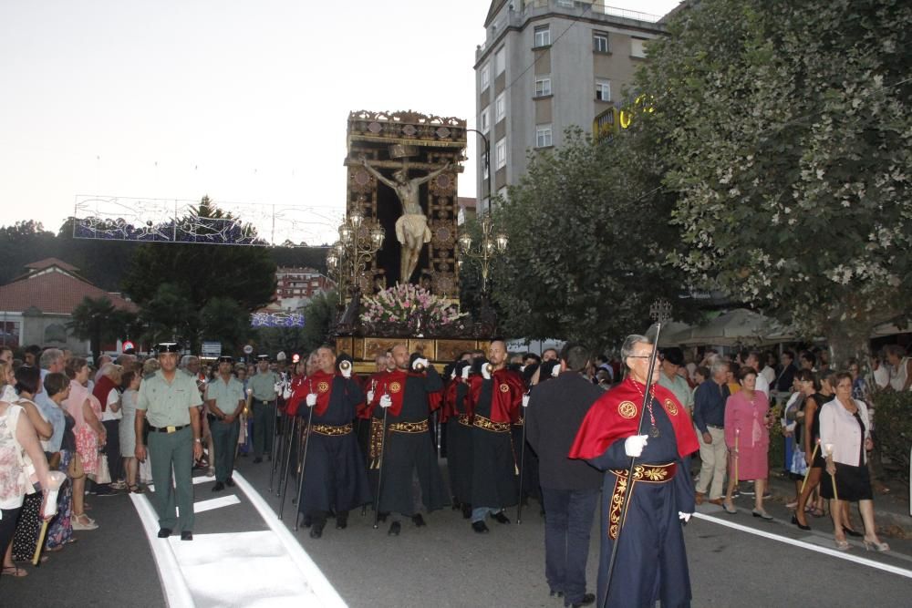 Un Cristo entre el fervor de la multitud. // Santos Álvarez