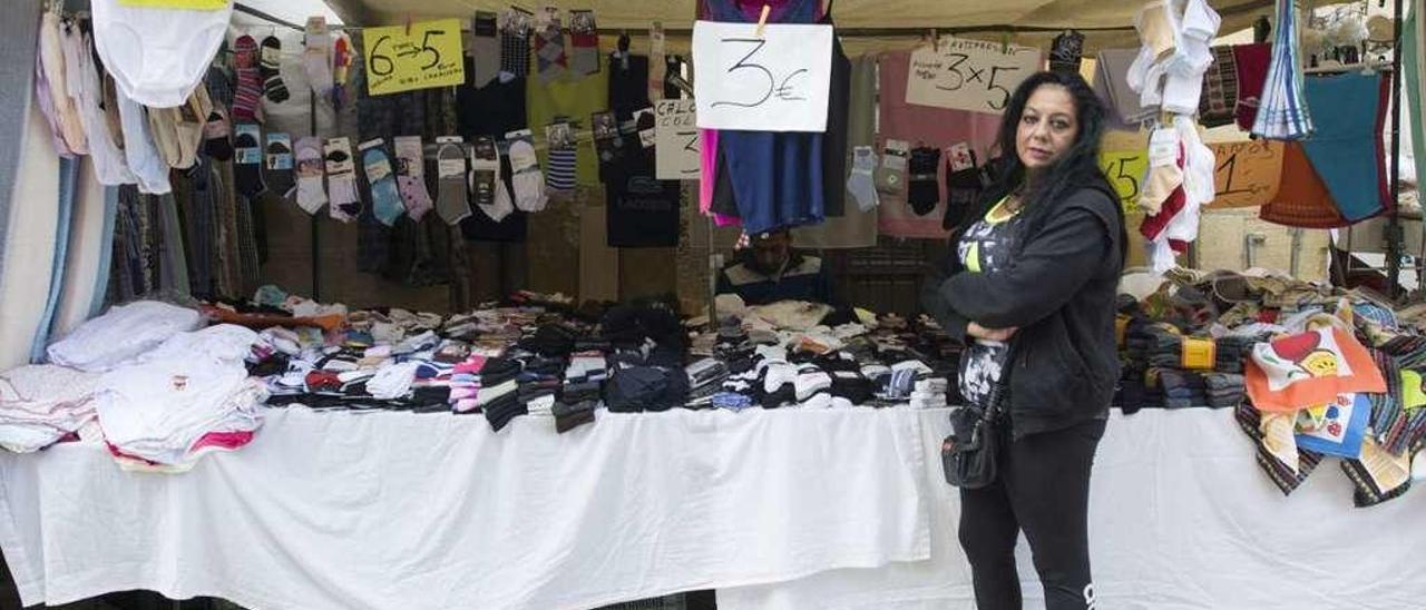 Eva María Jiménez frente a su puesto del mercadillo del Fontán.