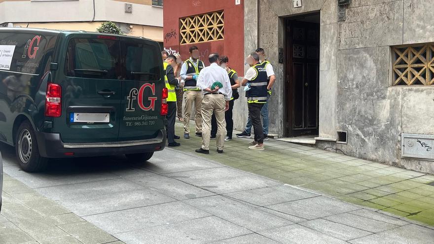 Hallan un cadáver en el registro de un piso de Gijón metido en el cubo de la basura