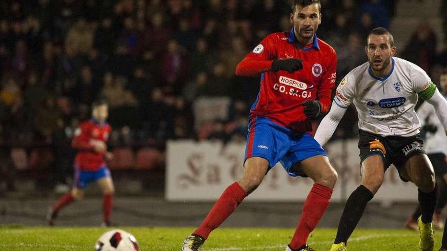 Los dos Ourense, UD y CF, durante uno de los dos partidos que les enfrentó en el campo de O Couto.  // Brais Lorenzo