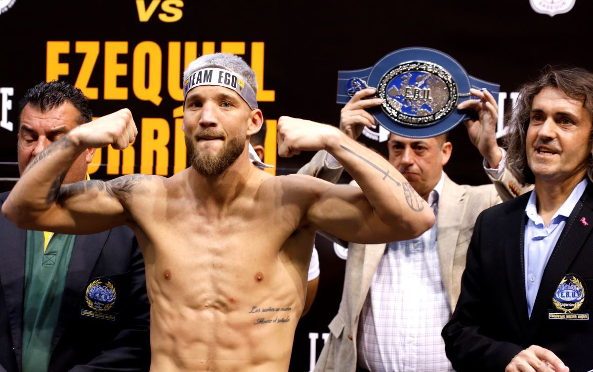 Pesaje de la velada de boxeo en el pabellón Siglo XXI