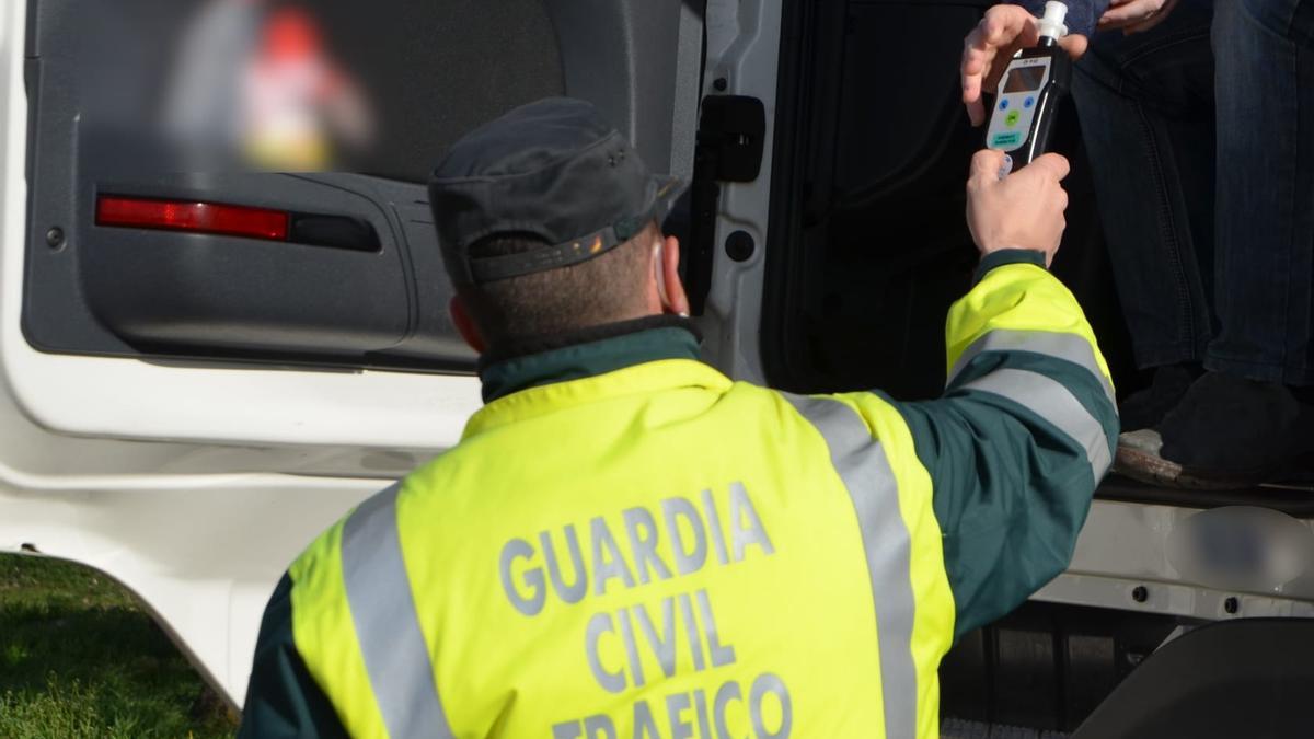 Un agente de la Guardia Civil de Zamora realiza una prueba de alcoholemia a un conductor.