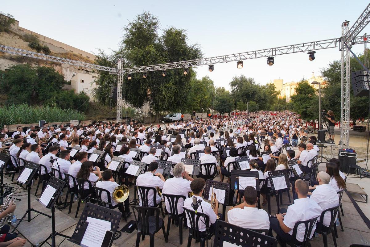 Así fue el histórico homenaje al maestro Ferrero con más de 300 músicos en Ontinyent Así fue el histórico homenaje al maestro Ferrero con más de 300 músicos en Ontinyent