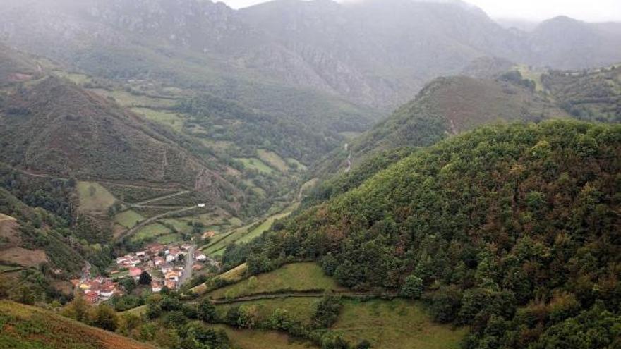 El hayedo de Montegrande; en el valle, el pueblo de Páramo (Teverga).