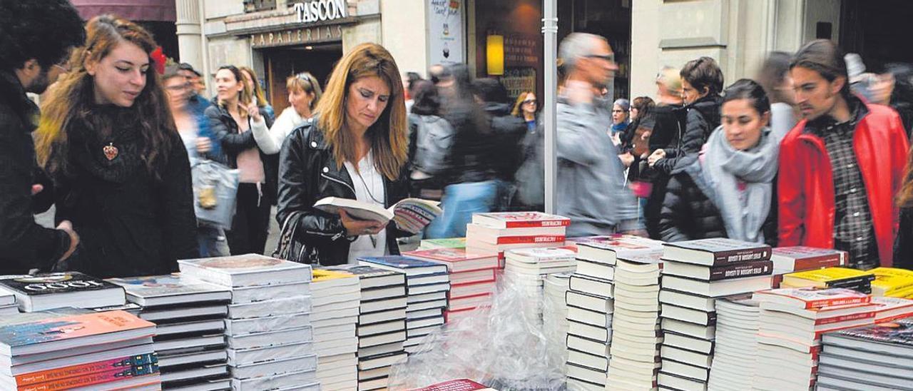 Barcelona 23.04.2019 Barcelona Puesto de venta de libros de la librería’ la casa del libro’ durante la Diada de Sant Jordi.