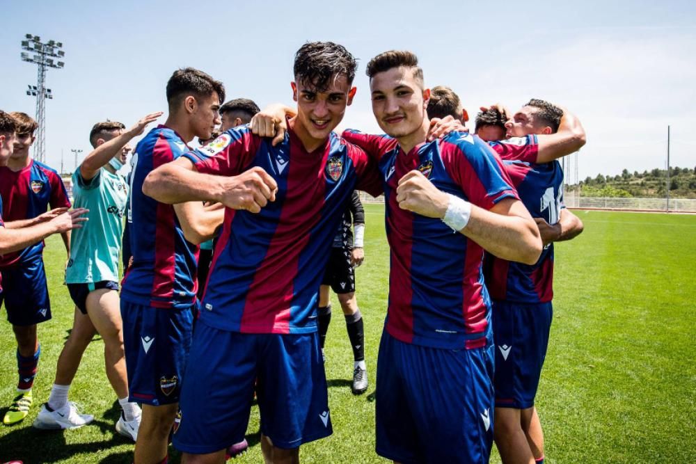 La celebración del Juvenil A del Levante UD tras ser campeones de liga ...