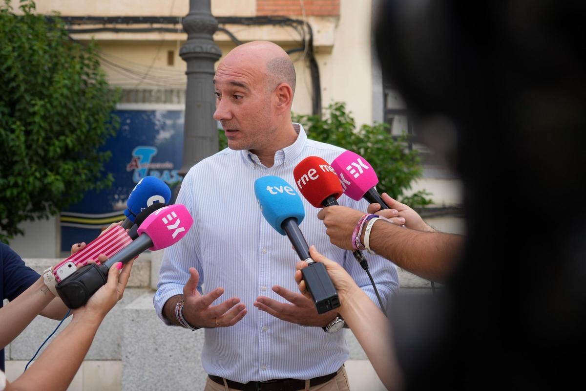 El portavoz del Grupo Parlamentario Popular, José Ángel Sánchez Juliá, atiende a los medios