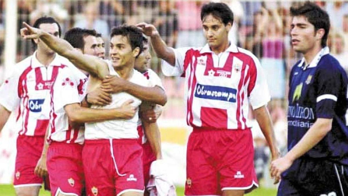 El Francisco jugador celebra l&#039;1-2 al camp del Pontevedra que va donar l&#039;ascens a l&#039;Almeria a Segona A durant la fase d&#039;ascens de la temporada 2001-02