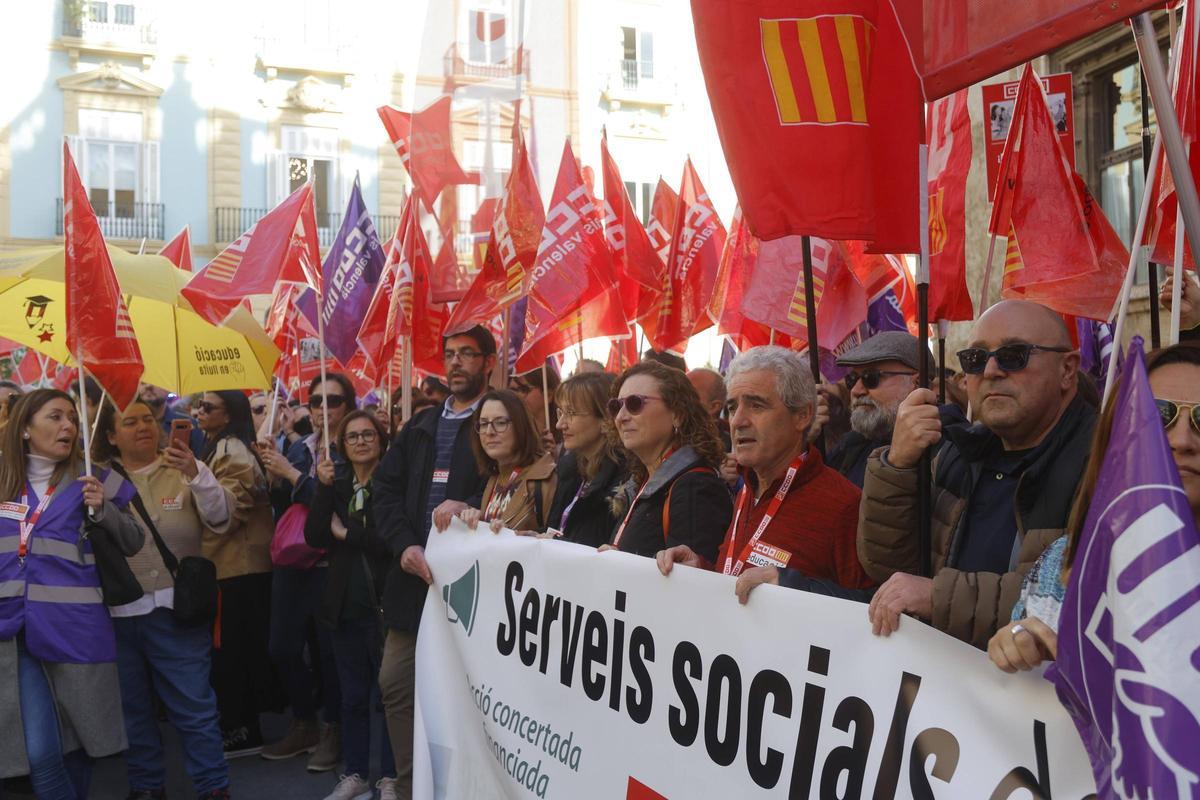 Valencia. Manifestación por los servicios sociales . Convocada por los dos sindicatos mayoritarios CCOO y UGT . Contra los recortes en política social . VLC