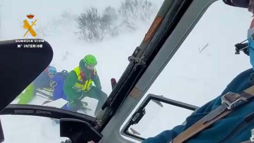 El helicóptero de la Guardia Civil en el alto de San Isidro