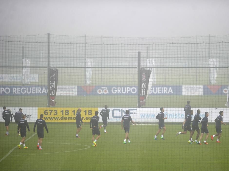 Los de Gaizka Garitano preparan el encuentro en Riazor con las bajas de Joselu y Carles Gil.