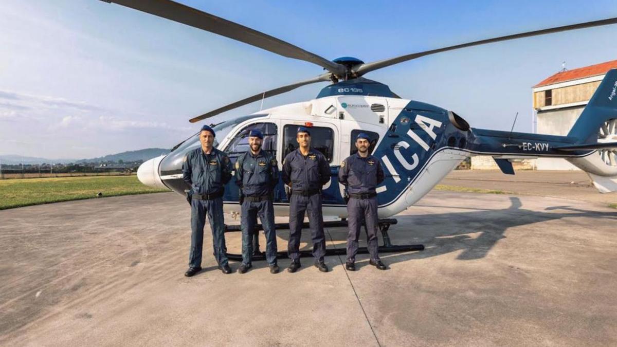 Los integrantes de la tripulación, ante el helicóptero que sobrevolará Asturias. | Policía Nacional