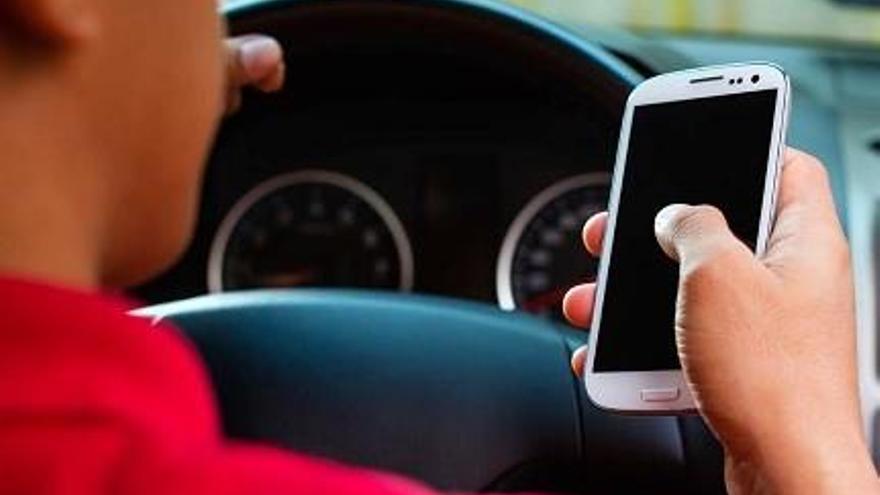Un de cada quatre conductors usa l&#039;«smartphone» mentre condueix