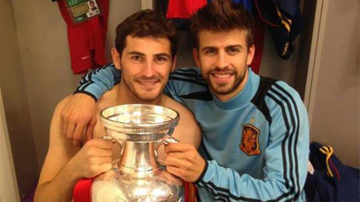 Casillas posa con Piqué y la Copa de campeón de Europa de 2012