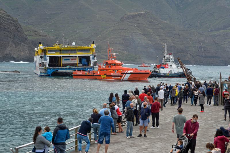 Traslado a puerto de los pasajeros del ferry encallado en Agaete