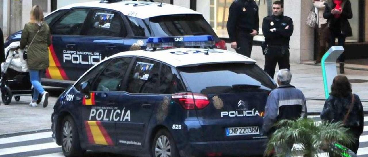 Agentes de la Policía Nacional durante un operativo en Vilagarcía. // Iñaki Abella