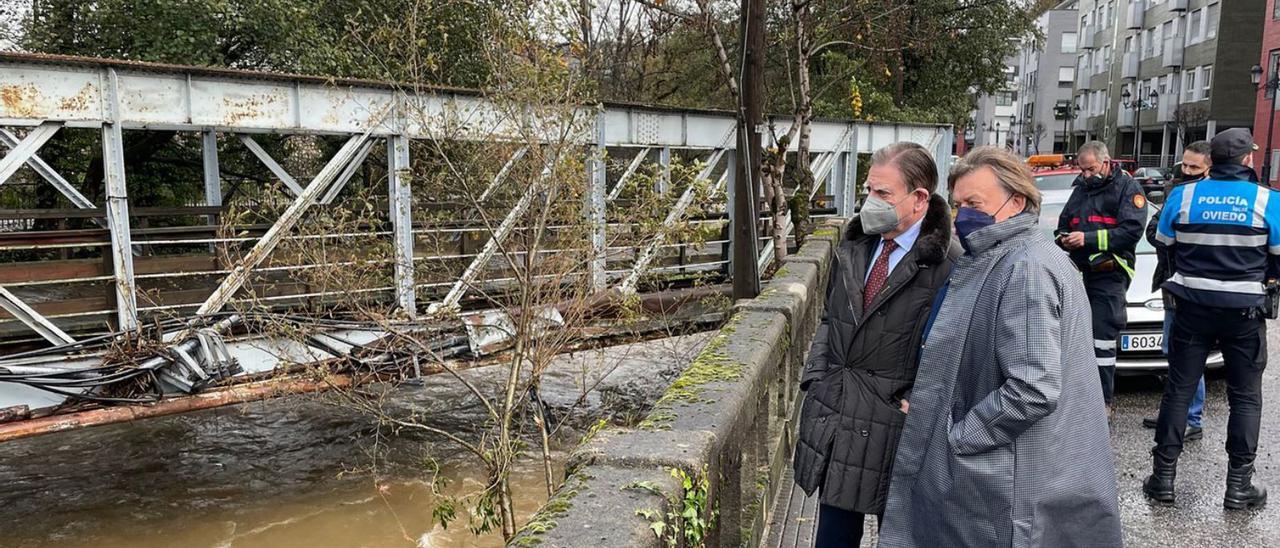 Alfredo Canteli, a la izquierda, y José Ramón Prado, en su visita a Trubia para comprobar las consecuencias de las fuertes lluvias caídas esta semana. | LNE