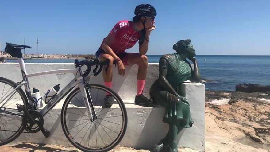 Sandra Alonso posa junto al  monumento dedicado a &quot;La mujer del pescador&quot; en Torrevieja